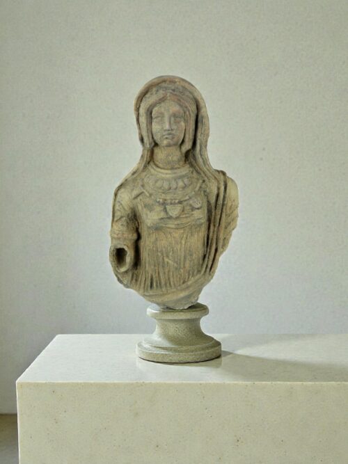 Dama etrusca con elaboradas joyas