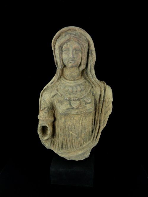 Dama etrusca con elaboradas joyas