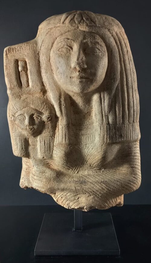 ESCULTURA JOVEN CON HATHOR