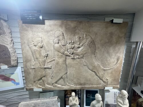 Réplica Arqueológica: Ashurbanipal y el León – Colección TEPLVM