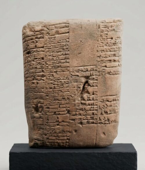 Tablilla Cuneiforme de Arcilla: Registro Administrativo y Balance Contable Sumerio (Periodo Ur III, c. 2100 a.C.)